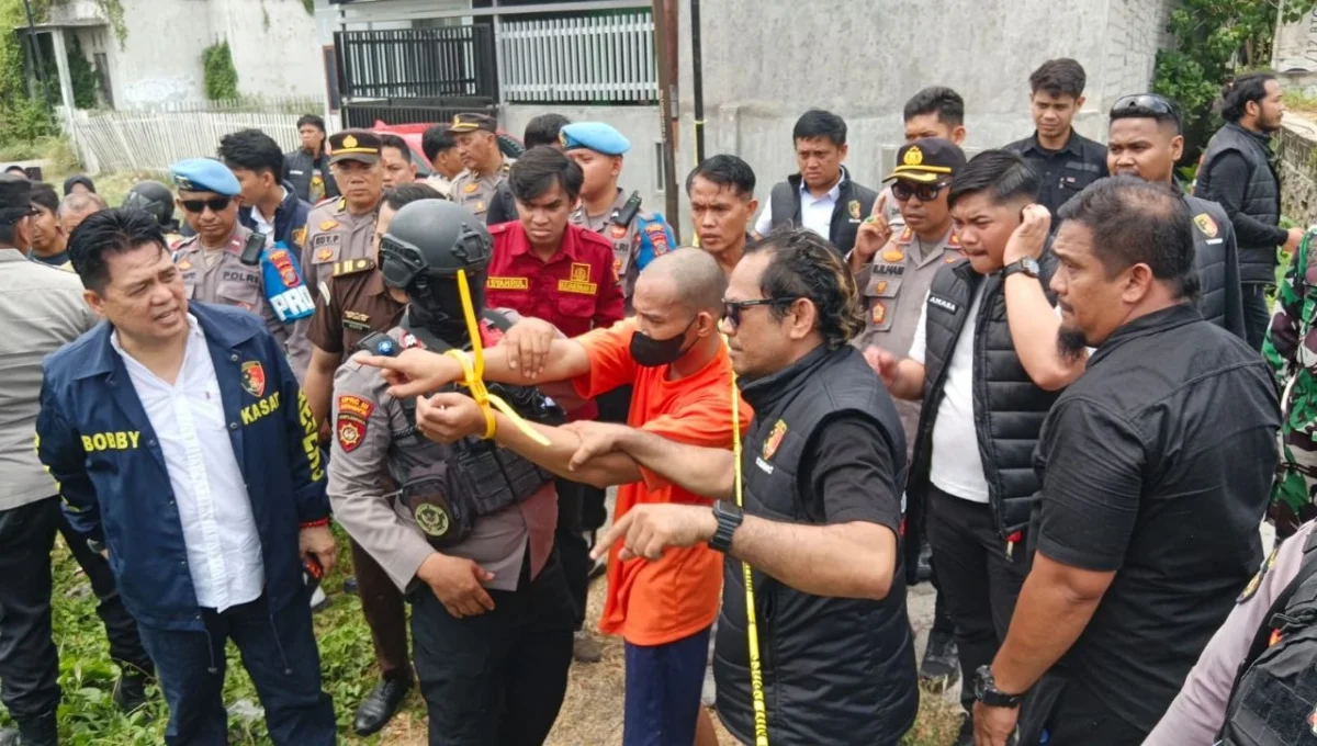 Aan Peragakan 34 Adegan Rekonstruksi Pembunuhan Satu Keluarga di Palu, HP Korban Belum Ditemukan